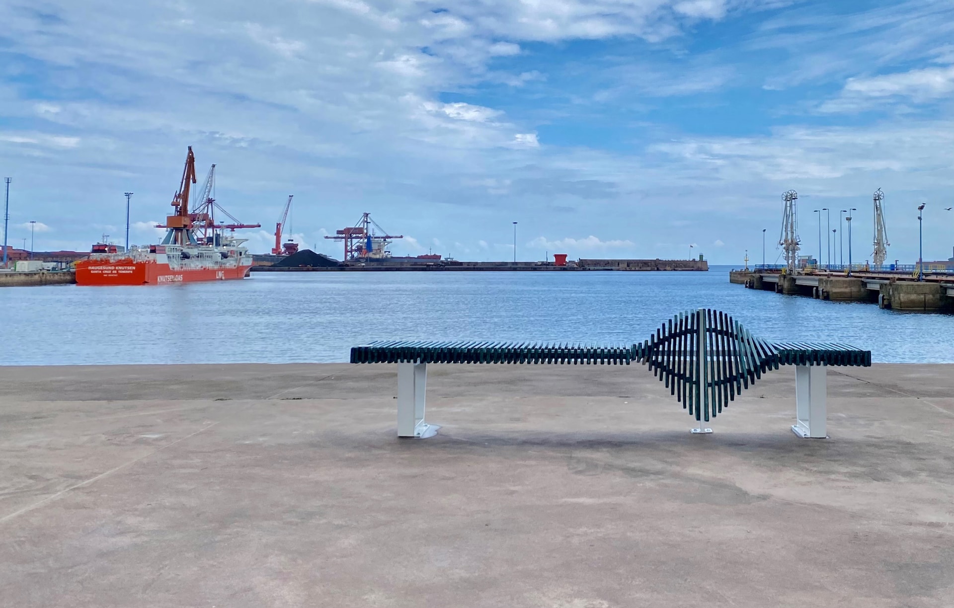 Banco fabricado con plásticos reciclados del proyecto Mares Circulares en el puerto de Gijón