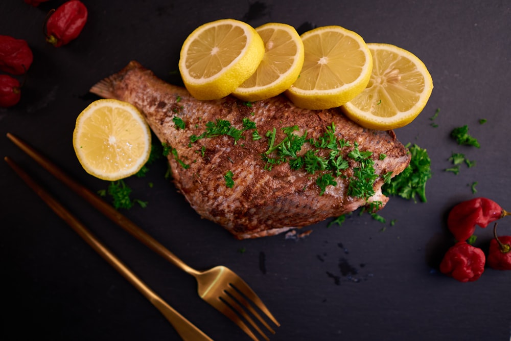Pescado al horno con limón y perejil listo para servir